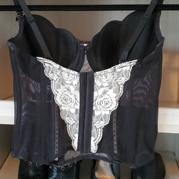 Lace Corset - Picture 2 of 6